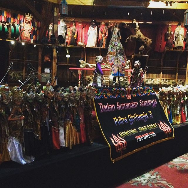 Le temps d'un moment festif javanais, les chevaux de Bartabas ont laissé la place a gamelan et aux magnifiques marionnettes de la troupe @giriharja3putra et du "dalang" #dadansunandarsunarya 
C'est au théâtre équestre Zingaro, à Aubervilliers et il reste encore quelques places pour les représentations de ce soir à 20h30 et demain à 17h.
#festivaldelimaginaire #festivaldelimaginaire2017 #suivezlebuffle #wayanggolek #wayanggoleksunda #putragiriharja3 #gamelan #indonesie #java #theatrezingaro